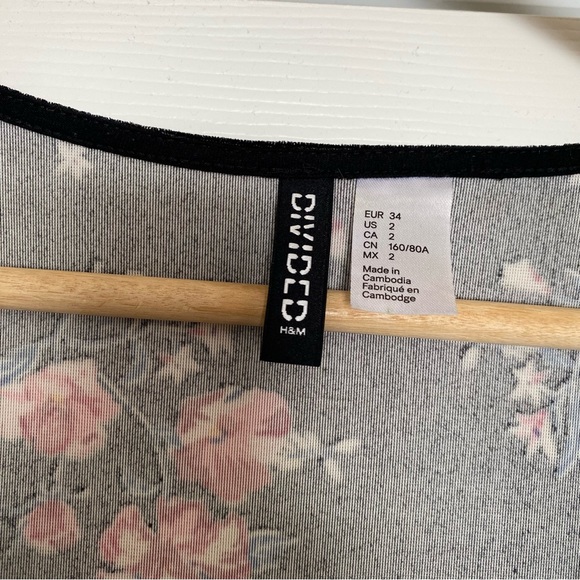 H&M velvet floral wrap dress - size 2 - Picture 4 of 6